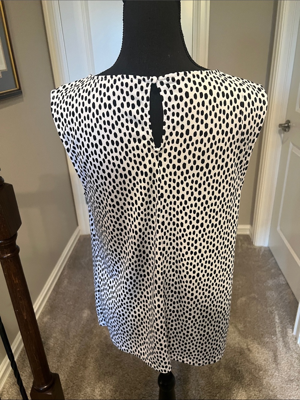 41 Hawthorn Black and White Sleeveless Dot Keyhole Tunic - Picture 6 of 8